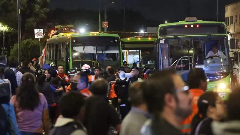 Caos en Metro Chabacano por fallas en L9 y L8